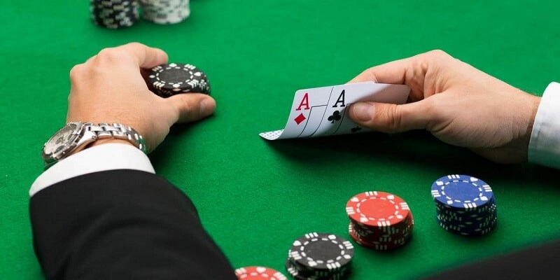Xì tố là tên gọi chính thức của trò chơi game bài này, hiện nay một số nơi vẫn gọi với tên khác là Poker Hồng Kông